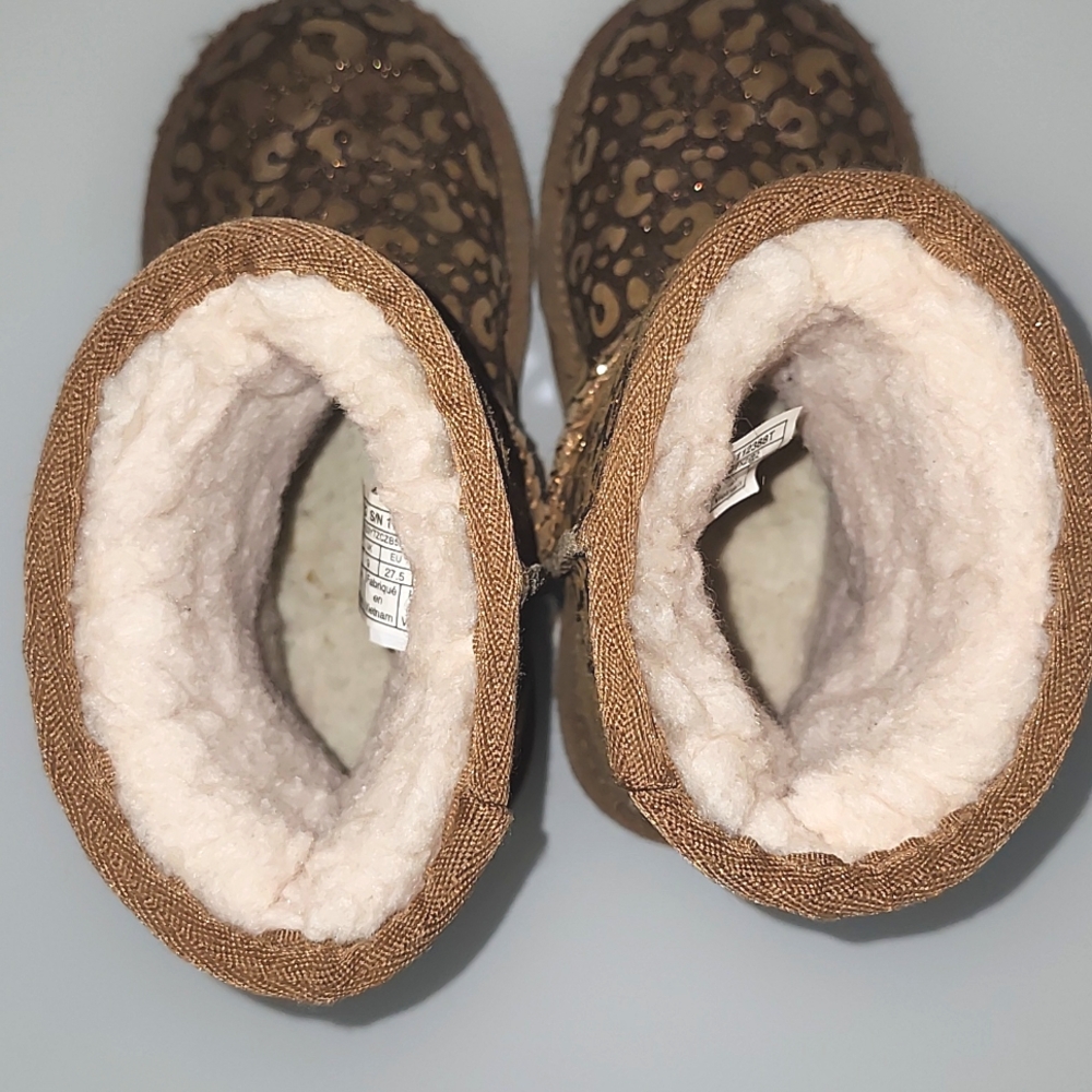 UGG Big Kids Chestnut Classic II Glitter Leopard Boots - Picture 4 of 8